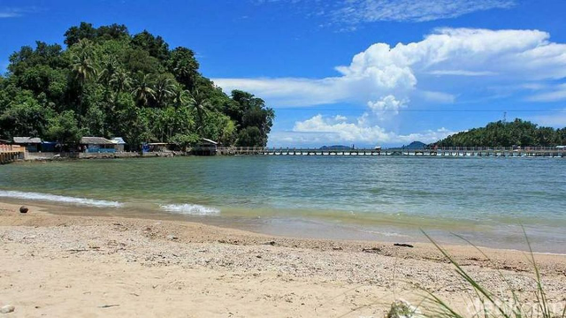 Eksplorasi Wisata Bahari Pantai Carocok Painan